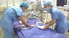 Bé trai được rửa dạ dày và dùng than hoạt để thải chất độc.