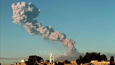 Khói bốc lên sau khi núi lửa Popocatepetl phun tro bụi và nham thạch sáng 28/3. Ảnh: AFP/TTXVN