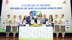 Chủ tịch, TGĐ Công ty VPF – Ông Trần Anh Tú và Phó Tổng Giám đốc Bamboo Airways – Bà Bùi Hải Huyền thực hiện lễ ký kết.