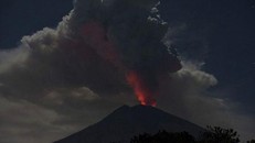 Núi Agung ở Indonesia phun trào. (Nguồn: Suar.id - Grid.ID)