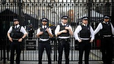 Cảnh sát Anh đang làm nhiệm vụ tại đường Downing, thủ đô London, Anh.