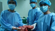 Các bác sĩ tiến hành phẫu thuật cho bệnh nhân