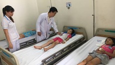 Các em học sinh được theo dõi tại bệnh viện.