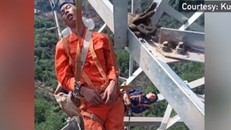 Thót tim những người thợ điện treo mình ngủ trưa ở độ cao 50 mét