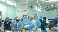 Với sự chuẩn bị kỹ lưỡng, ekip đa chuyên khoa Bệnh viện Vinmec Times City đã phối hợp nhuần nhuyễn trong suốt thời gian hơn 5h phẫu thuật cấy ghép tim bán phần nhân tạo cho y tá Vi Thi Tân.