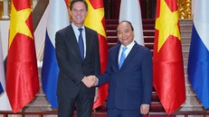 Thủ tướng Nguyễn Xuân Phúc và Thủ tướng Vương quốc Hà Lan Mark Rutte. Ảnh VGP/Quang Hiếu