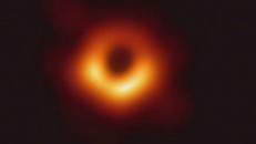 Hình ảnh Lỗ đen đầu tiên con người chụp được. Hố đen này cách Trái đất khoảng 55 triệu năm ánh sáng và có khối lượng khoảng 6,5 tỉ lần khối lượng Mặt Trời, nằm ở trung tâm thiên hà Messier 87.