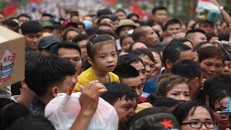 Cha mẹ nháo nhác tìm con lạc ở lễ hội đền Hùng