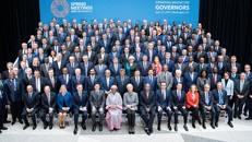 Các đại biểu chụp ảnh lưu niệm tại Hội nghị mùa Xuân của Quỹ Tiền tệ quốc tế (IMF) và Ngân hàng Thế giới (WB) diễn ra ở Washington (Mỹ), ngày 13/4. (Ảnh: AFP)