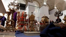 Nhiều cổ vật của Nhà thờ Đức Bà Paris được di dời đến Tòa thị chính Paris sau vụ hỏa hoạn hôm 15/4. Ảnh: Reuters.