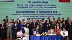 Phó Thủ tướng Thường trực Chính phủ Trương Hòa Bình; Thượng Nghị sĩ Patrick Leahy, Phó Chủ tịch Ủy ban Chuẩn chi Thượng viện Hoa Kỳ cùng các đại biểu chứng kiến lễ ký. Ảnh: VGP/Mạnh Hùng