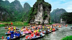 Du khách tham gia lễ hội Tràng An - Ảnh: tuyengiao.vn