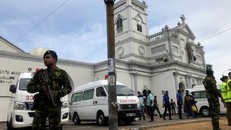 Các quan chức quân đội Sri Lanka đứng bảo vệ trước đền St Anthony cha ở thủ đô Colombo sau một vụ nổ. Ảnh: Reuters