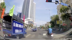 Đoàn xe tuyên truyền an toàn giao thông 'hiên ngang' vượt đèn đỏ ở Nha Trang