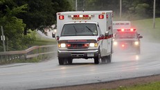 Xe cứu thương chẳng may đụng ổ gà, nạn nhân trên xe giữ được mạng sống. Ảnh: AP.