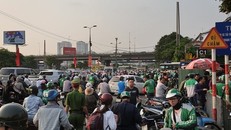 Người dân ùn ùn trở lại Hà Nội sau kỳ nghỉ lễ 30/4 -1/5