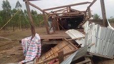 Nhiều dân nghèo lâm cảnh khốn đốn vì lốc xoáy. (Ảnh: Trần Hiếu)