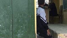 Hình ảnh cô giáo bắt nam sinh lớp 9 quỳ trong lớp học được đăng tải lên mạng xã hội
