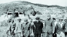 Tổng Bí thư Lê Duẩn (người thứ 3 từ phải sang) thăm Bộ đội Trường Sơn năm 1973 (bên cạnh Tổng Bí thư Lê Duẩn là Tư lệnh Đồng Sỹ Nguyên). Nguồn: TTXVN