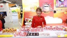 Gian hàng Vietjet với nhiều phần quà và hoạt động thú vị