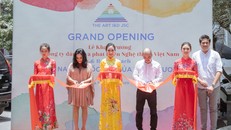 Ra mắt sách 'Việt Nam - Quốc gia của tình thương' và triển lãm tranh 'Bác để tình thương cho chúng con'