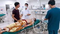 Một trong số các ngư dân đang điều trị tại Bệnh viện H