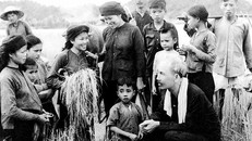 Chủ tịch Hồ Chí Minh thăm đồng bào Hùng Sơn, xã Phục Linh, huyện Đại Từ, tỉnh Thái Nguyên (1954) - Ảnh: Tư liệu