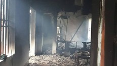 Nhiều tài sản trong căn nhà bị lửa thiêu cháy sau khi bị sét đánh trúng. Ảnh: Lam Sơn.