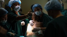 Chị Liên phải ngồi nghiêng khi mổ lấy thai do khó thở. Ảnh: Báo Tuổi Trẻ