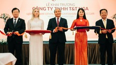Thủ tướng Chính phủ Nguyễn Xuân Phúc, Phó Thủ tướng Chính phủ Trịnh Đình Dũng cùng Chủ tịch HĐQT kiêm Tổng giám đốc Tập đoàn T&T Group Đỗ Quang Hiển cắt băng khai trương công ty T&T Nga