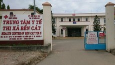 Trung tâm Y tế TX. Bến Cát nơi bàn giao thi thể 2 nạn nhân vụ án mạng.