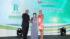 Đại diện VinCommerce lên nhận giải tại lễ vinh danh “Doanh nghiệp trách nhiệm Châu Á”