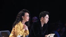 Nghệ sĩ Việt Hương khóc nức nở trước người mẹ hiến tạng con trai để cứu người