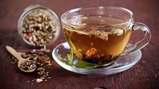 Uống trà thảo dược hàng ngày, suýt chết vì huyết áp cực cao