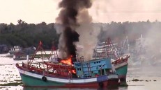 Tàu cháy bốc ngọn khói rất cao.