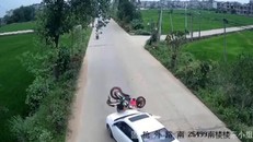 Ôtô đột ngột đánh lái sang làn ngược chiều khiến môtô 'vạ lây'