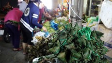 Bánh u tro là món không thể thiếu trên bàn thờ của người Sài Gòn dịp tết Đoan Ngọ. - Ảnh: Độc Lập