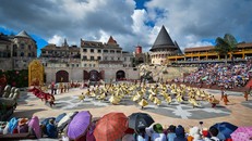 Chiêm ngưỡng những bộ trang phục cầu kỳ được “thửa riêng” cho Vũ hội Ánh Dương