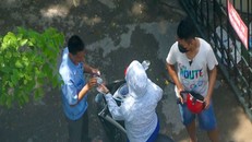 Clip cận cảnh xé vé, thu tiền gửi xe trái phép tại cơ quan công quyền