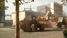 6 máy xúc 'đánh nhau' quyết liệt trên đường phố Trung Quốc