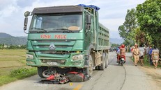 Chiếc xe máy bị kéo lê dưới gầm xe tải hơn 70m. (Ảnh: Xuân Tư/TTXVN)