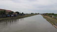 Ra kênh rửa tay chân, một phụ nữ bị nước cuốn trôi