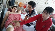 Anh Nguyễn Đức Th. (30 tuổi, ngụ huyện Trần Văn Thời, Cà Mau) bị gãy đốt sống ngực số 8 nhưng lại bị khoan ở cẳng chân - Ảnh: Hoàng Lộc