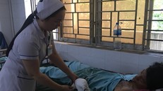 Bệnh nhân bị dập nát bàn tay do điện thoại phát nổ trong lúc sạc pin.