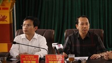 Ông Trần Đức Quý, Phó chủ tịch UBND tỉnh Hà Giang (bên phải) tại một cuộc họp báo sau bê bối gian lận điểm thi tại tỉnh Hà Giang năm 2018.