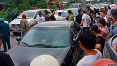 Hiện trường vụ giang hồ vây xe chở cán bộ công an, sau khi xô xát trong quán nhậu.