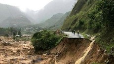 Tỉnh lộ 4H đi vào huyện Mường Tè bị lũ cuốn sạt lở, gây chia cắt giao thông. Ảnh: Việt Hoàng - TTXVN