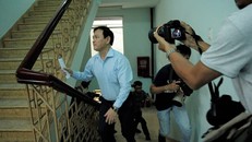 7h sáng, Nguyễn Hữu Linh đã có mặt tại tòa và né tránh các ống kính. Ảnh: Trần Linh