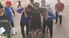 Những khoảnh khắc tình thân xúc động trước giờ thi