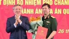 Bí thư Trung ương Đảng, Chánh án Tòa án nhân dân tối cao Nguyễn Hòa Bình trao quyết định và chúc mừng Thiếu tướng Dương Văn Thăng.